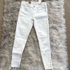Levi’s 711 Ankle Skinny Jeans in white